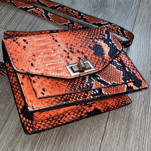 PRETTYLITTLETHING Mini Cross Body Snake Printed Bag - Picture 4 of 12
